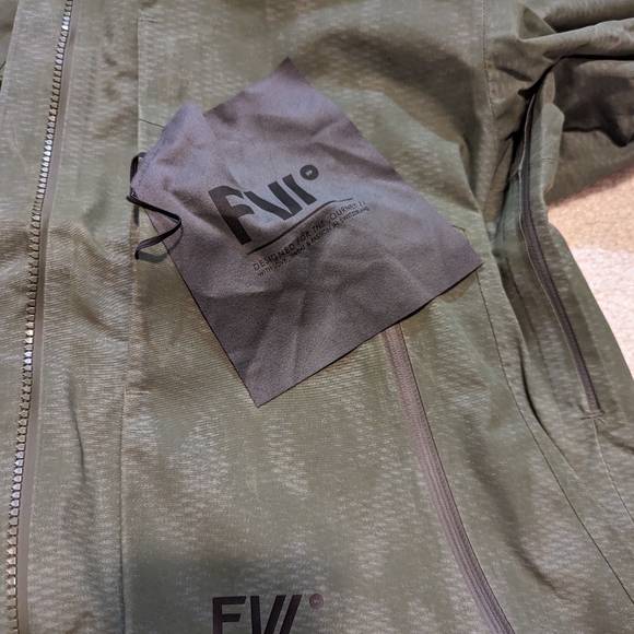 Brand New with tags- Ski/Snowboard jacket: men's small - Picture 5 of 8